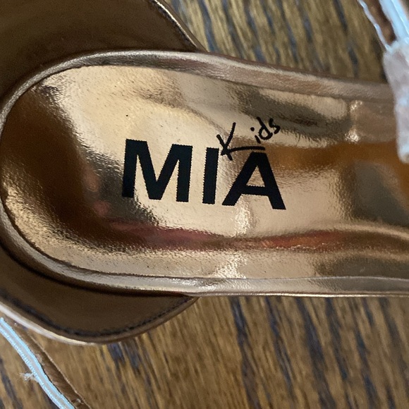 BEAUTIFUL MIA KIDS AUBRIE ROSE GOLD SIZE 2 SHOES . - Picture 4 of 9